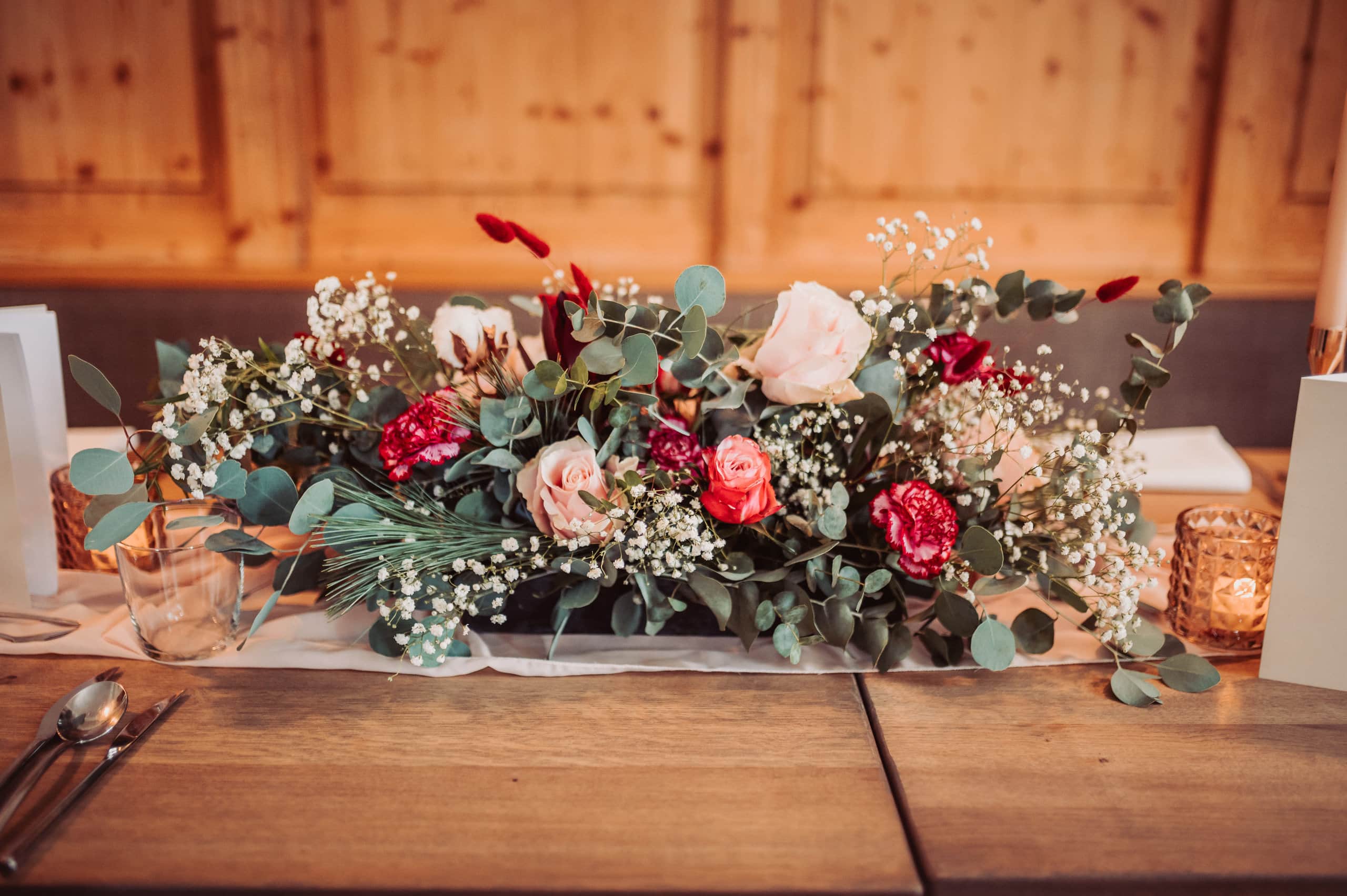 Blumen und Kerzen als Tischdekoration Winterhochzeit