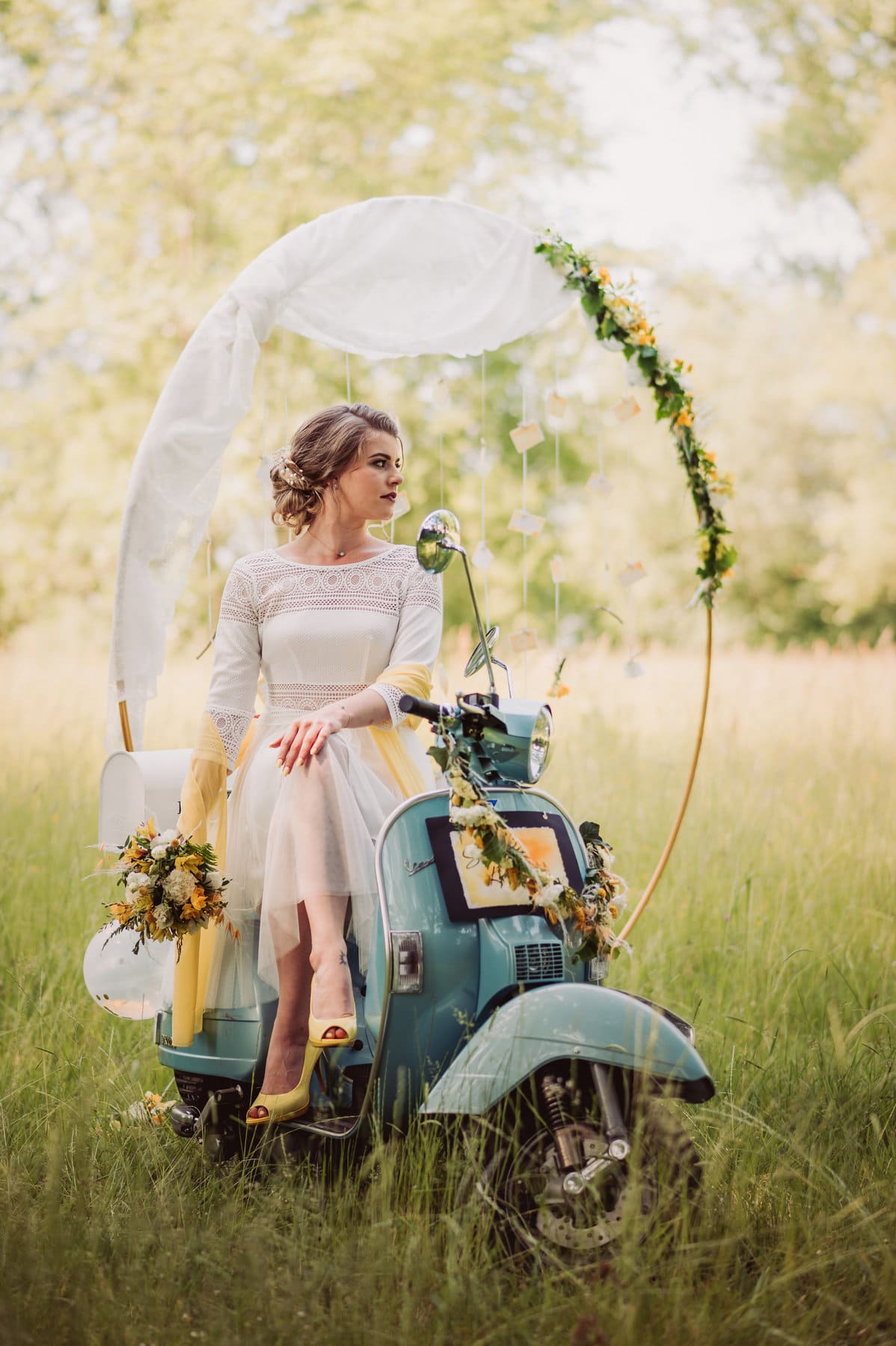Braut sitzt auf Moped