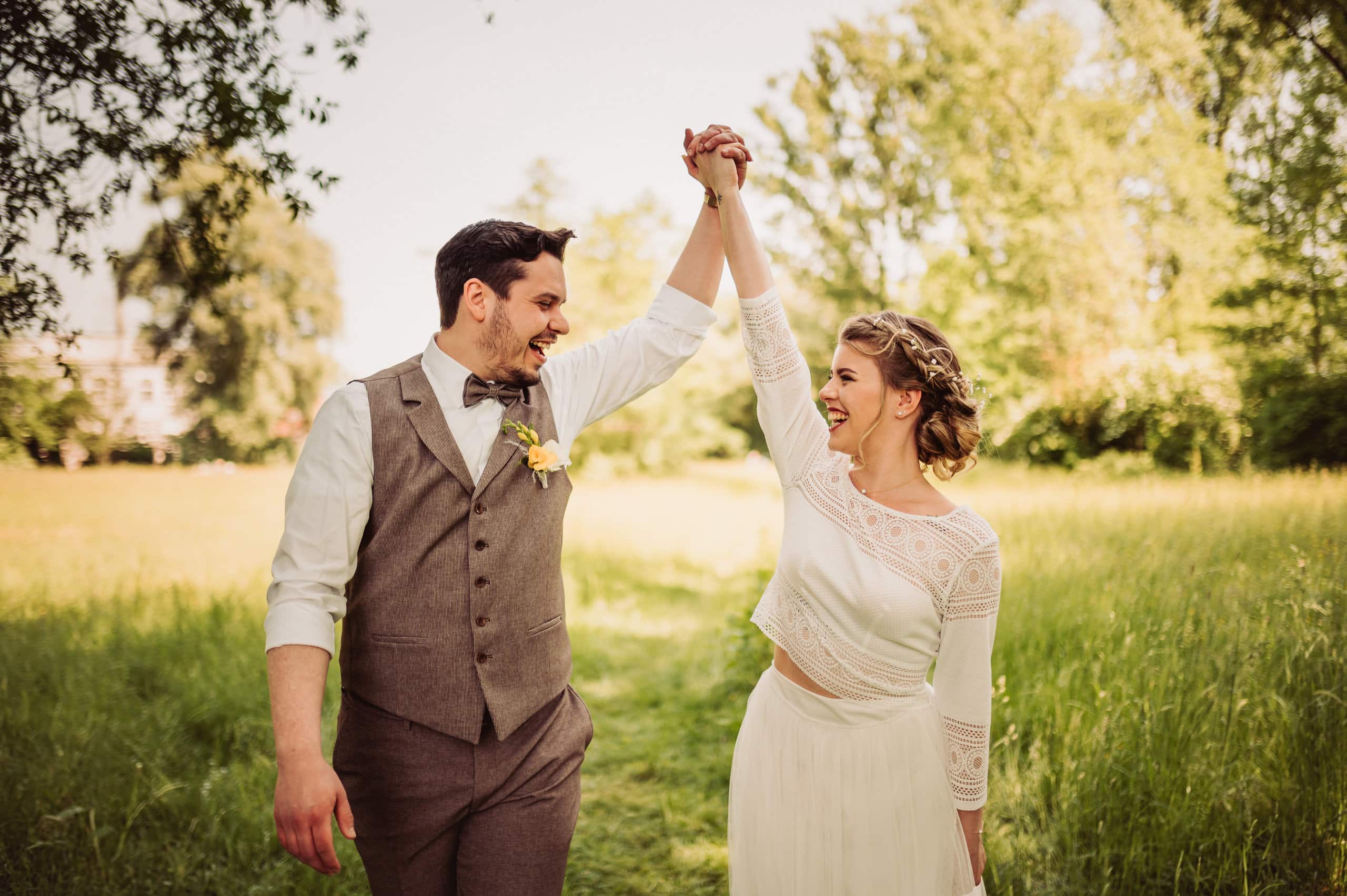 Bräutigam und Braut lachen sich an auf Hochzeit in Neusäß