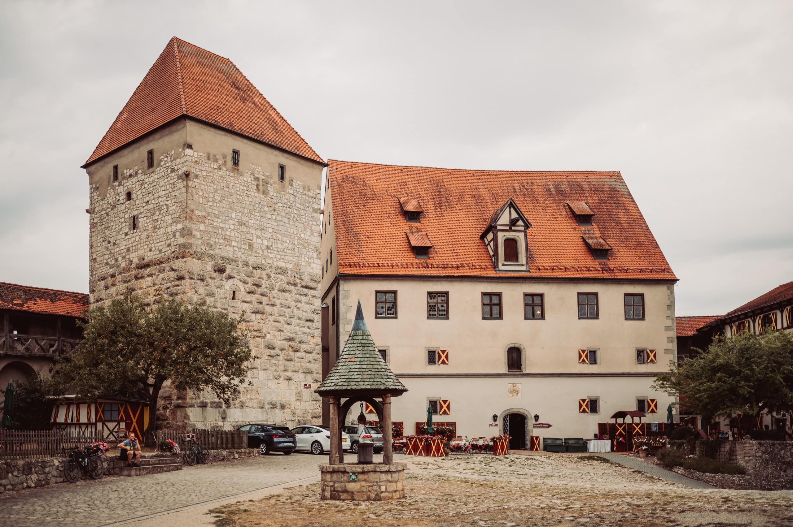 Innenhof der Burg Harburg mit Brunnen
