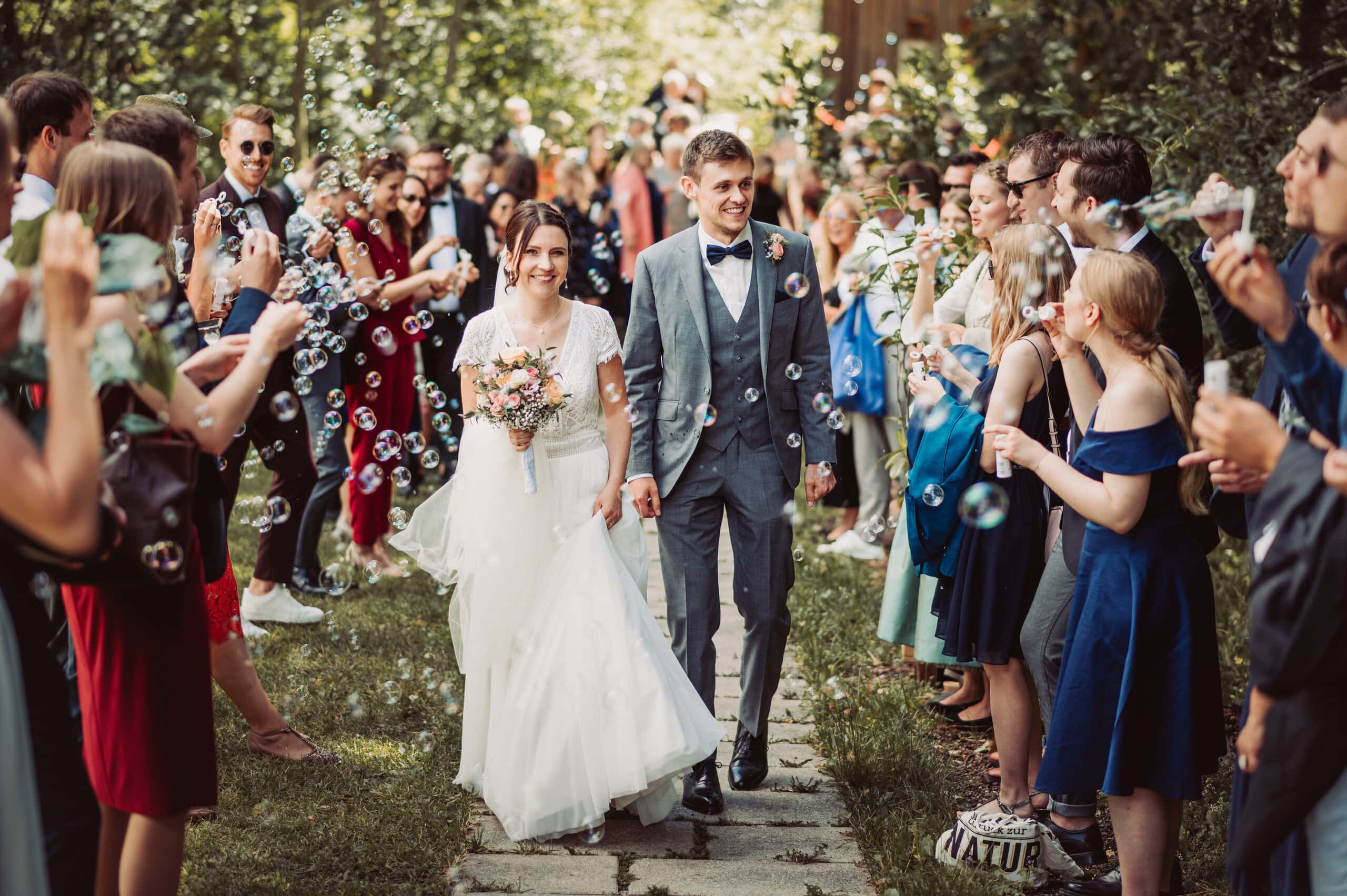 Brautpaar läuft durch Spalier der Hochzeitsgäste am Schliersee