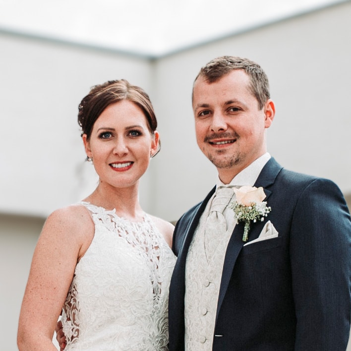 Glückliches Brautpaar erzählt von Hochzeitsfotografie