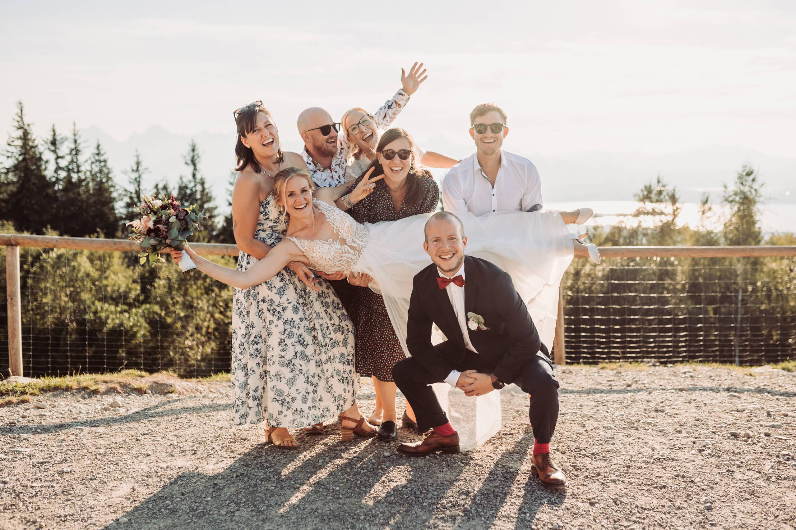 Lustiges Gruppenbild von einer Hochzeit in den Bergen