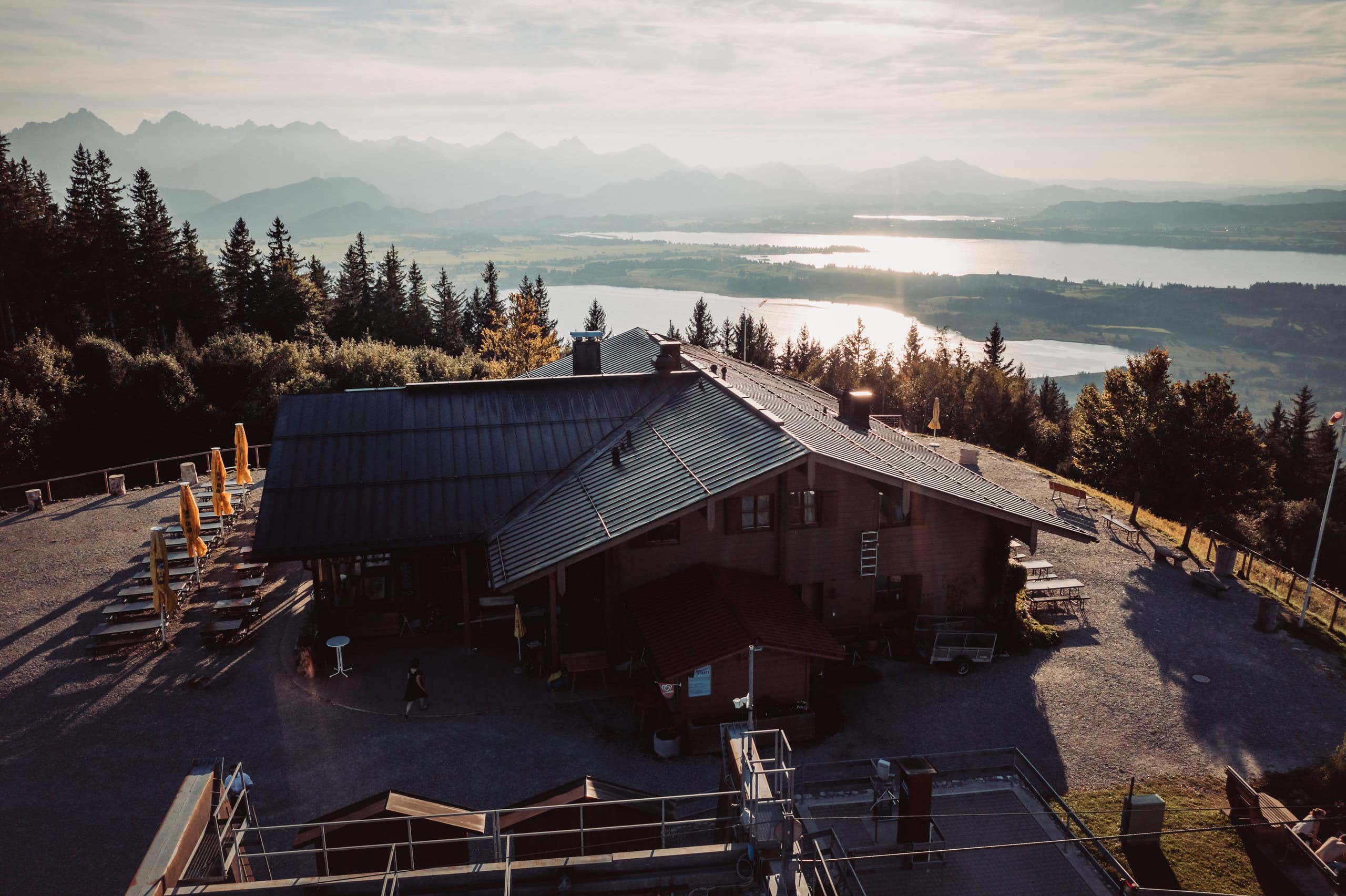 Buchenbergalm mit Aussicht auf See und Füssen